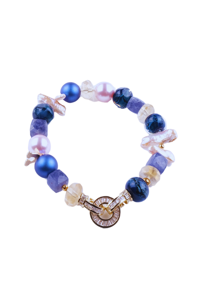Unika armbånd af Swarovski perler, ferskvandsperler, citrine og iolite i creme og blå nuancer