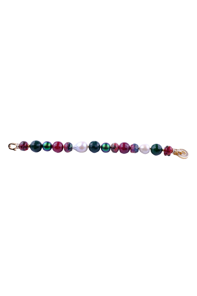 Stilfuldt armbånd med blanding af materialer – Swarovski, ferskvand, og barokke perler. 