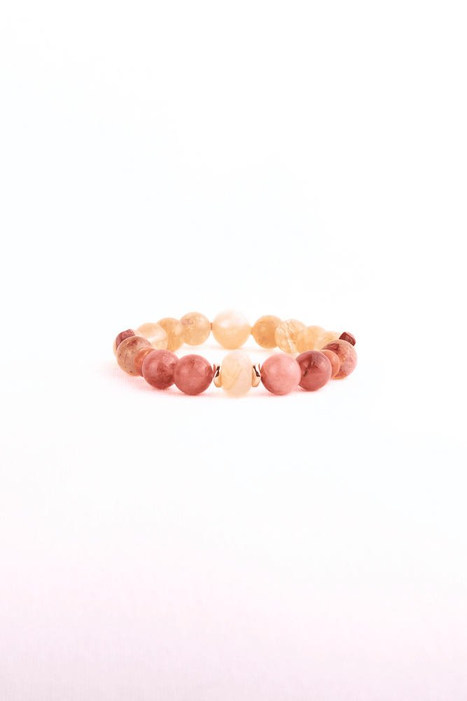 Armbånd håndlavet i Danmark af citrin, jade, kalcedon, krystal og hæmatit. Elegant smykke i varme gyldne nuancer.