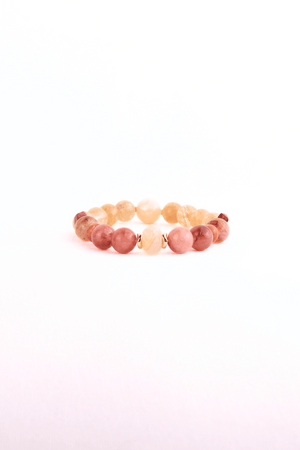 Armbånd håndlavet i Danmark af citrin, jade, kalcedon, krystal og hæmatit. Elegant smykke i varme gyldne nuancer.