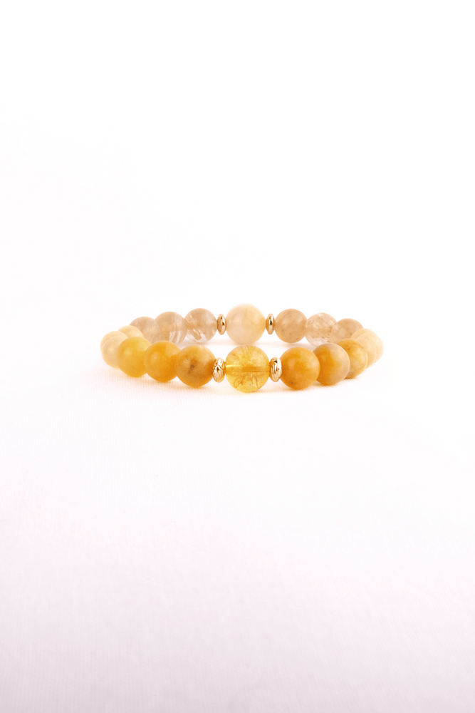 Armbånd håndlavet i Danmark af citrin, jade, kalcedon, krystal og hæmatit med 18K forgyldt messing. Elegant smykke i varme gyldne nuancer.