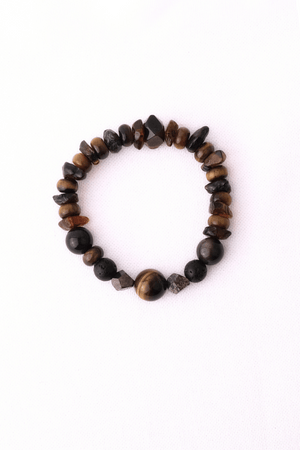 Håndlavet armbånd med tigerøje, lava, obsidian, pyrit og rav i brune og gyldne nuancer, strækbar nylon, ca. 15 cm