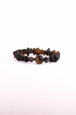 Håndlavet armbånd med tigerøje, lava, obsidian, pyrit og rav i brune og gyldne nuancer, strækbar nylon, ca. 15 cm