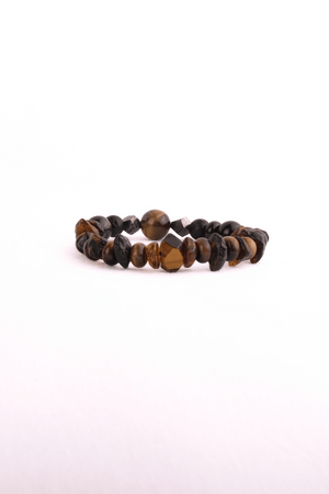 Håndlavet armbånd med tigerøje, lava, obsidian, pyrit og rav i brune og gyldne nuancer, strækbar nylon, ca. 15 cm