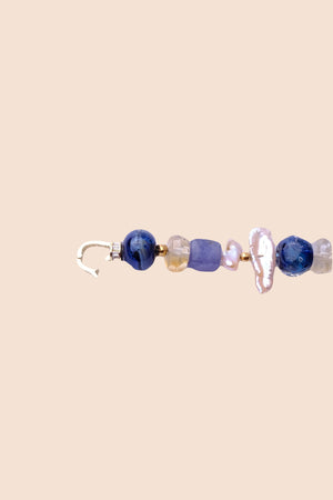 Eksklusivt armbånd med Swarovski-perler og ferskvandsperler – den ultimative kombination af glamour og enkelhed.