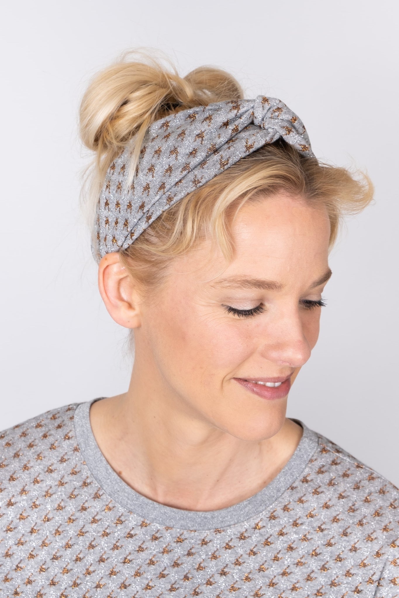 BÆREDYGTIG HÅRBÅND TURBAN lysegrå