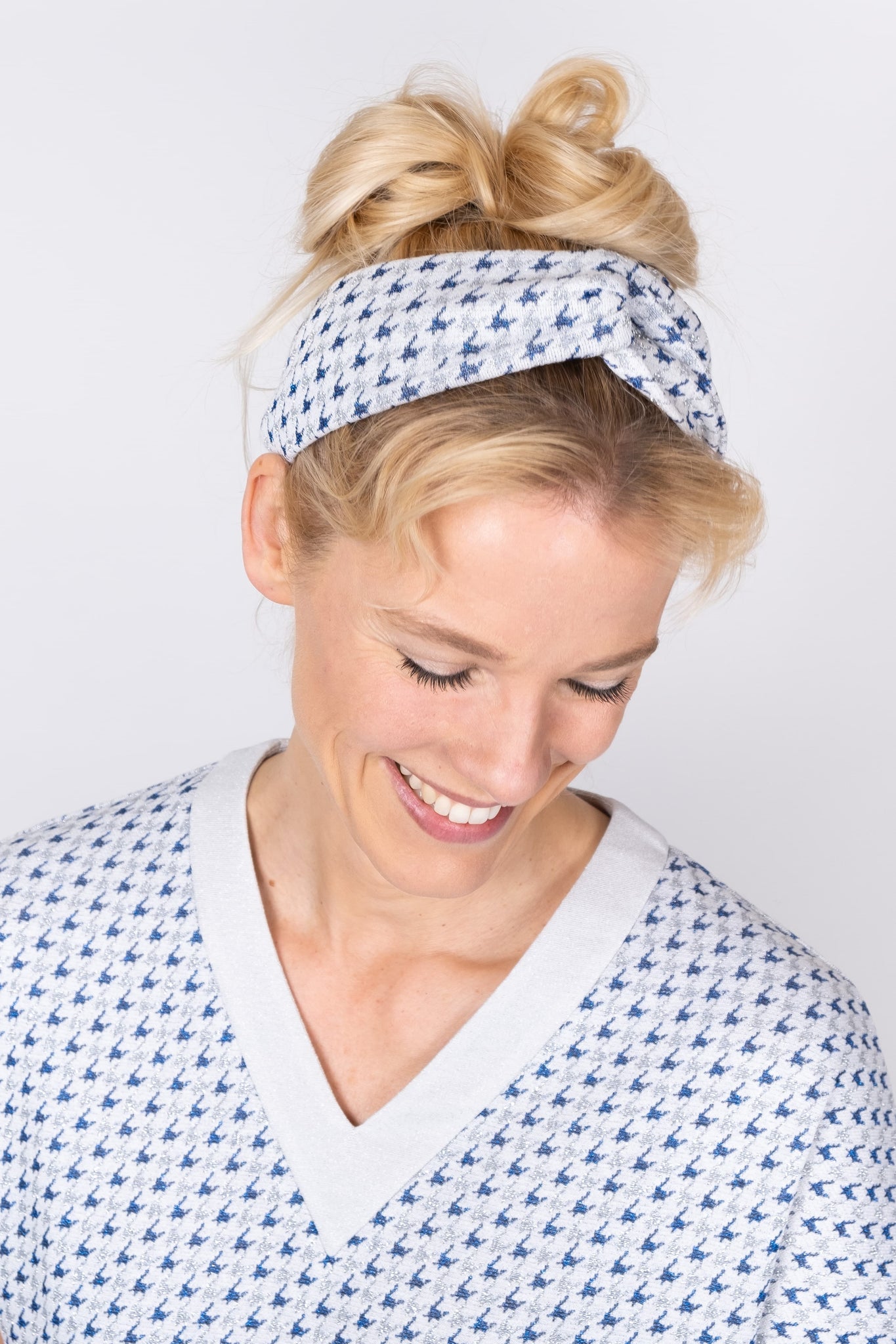 BÆREDYGTIG HÅRBÅND TURBAN sølvhvid